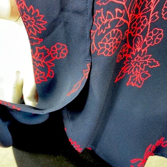 Loft Petites Black Red Floral Blouse Back Button Closure M/L see measurements - Picture 9 of 14